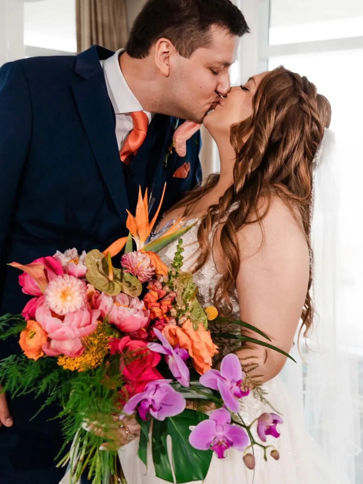 Custom wedding flowers, bouquets, ceremony florals, centerpieces, arches, and luxury reception décor throughout Florida.