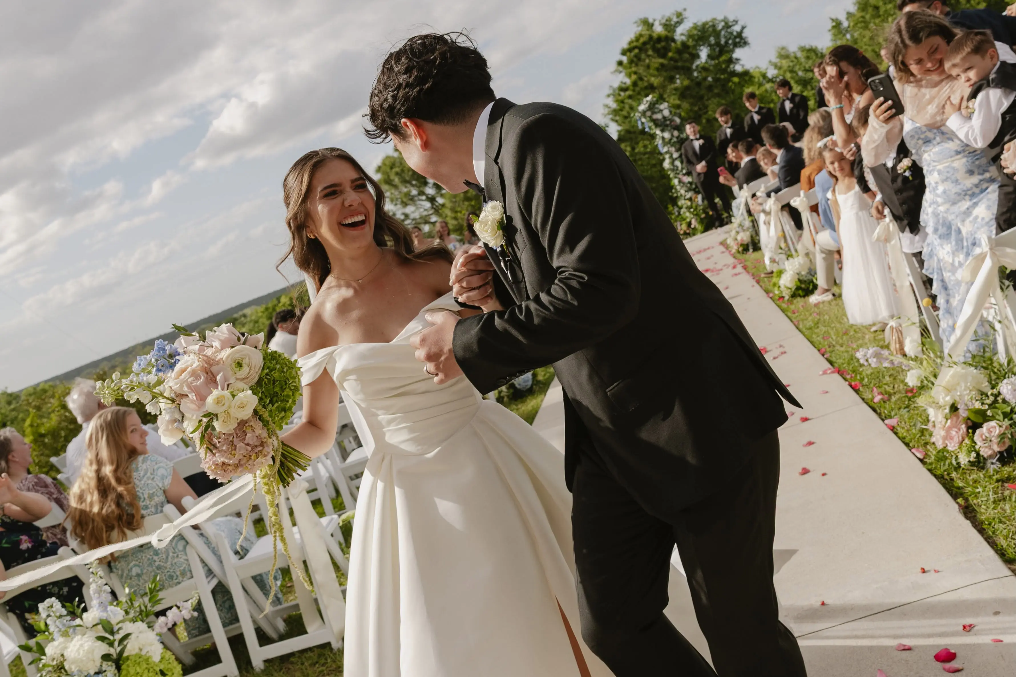 Custom wedding flowers, bouquets, ceremony florals, centerpieces, arches, and luxury reception décor throughout Florida.