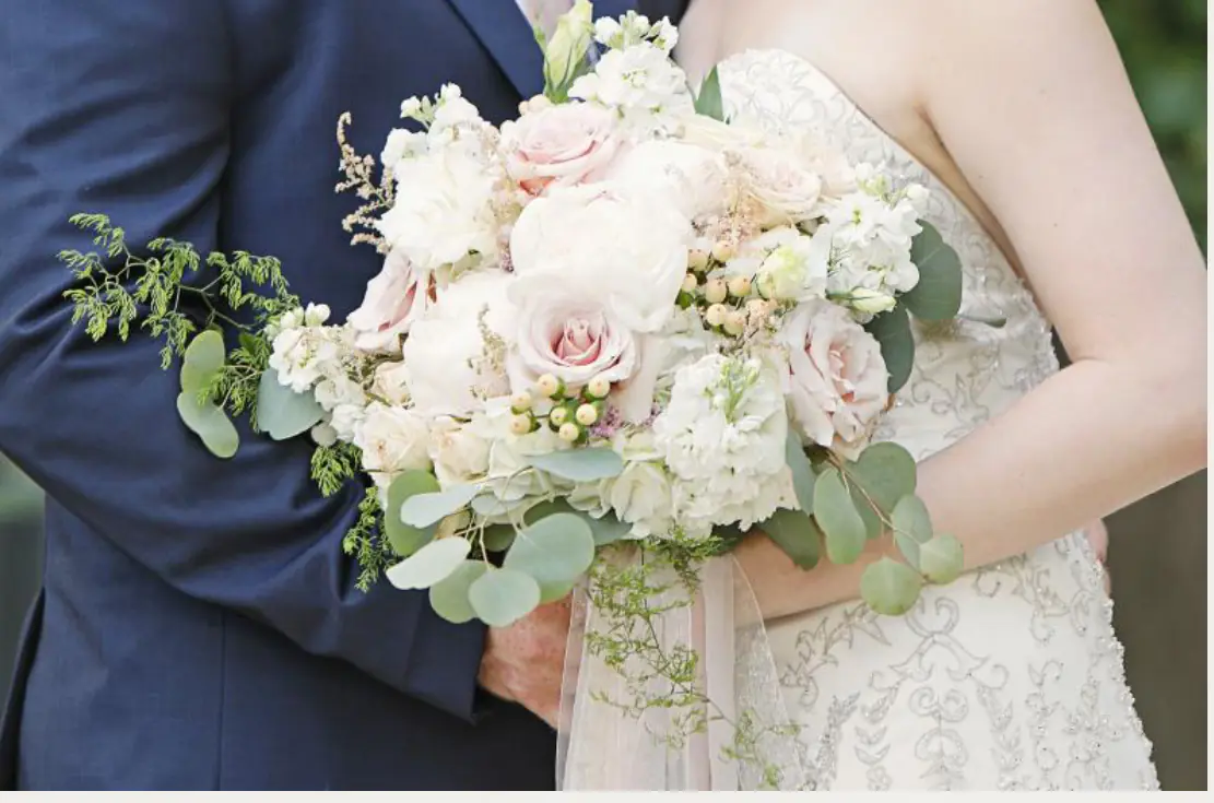Custom wedding flowers, bouquets, ceremony florals, centerpieces, arches, and luxury reception décor throughout Florida. - Photo 23