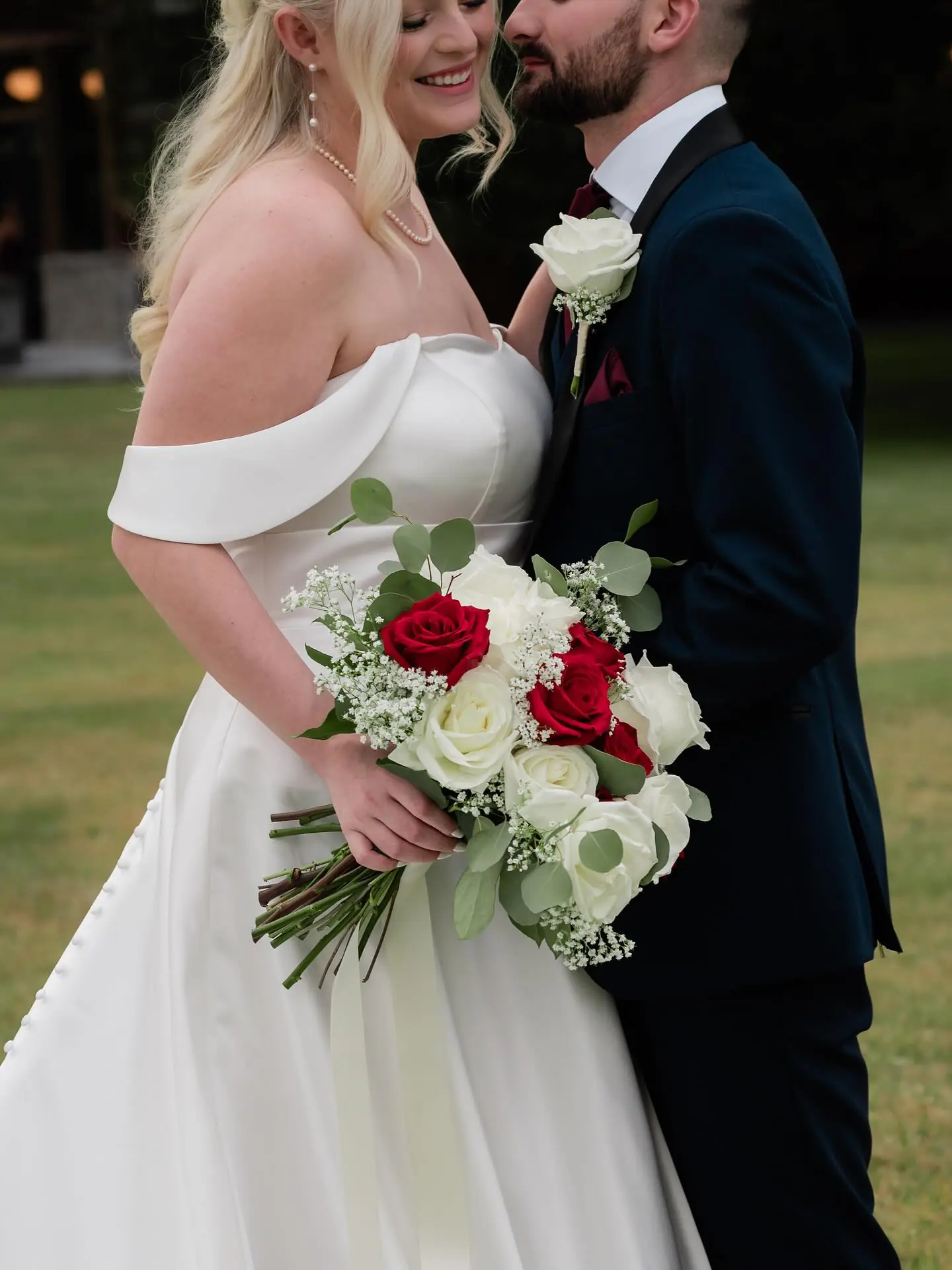 Custom wedding flowers, bouquets, ceremony florals, centerpieces, arches, and luxury reception décor throughout Florida. - Photo 8