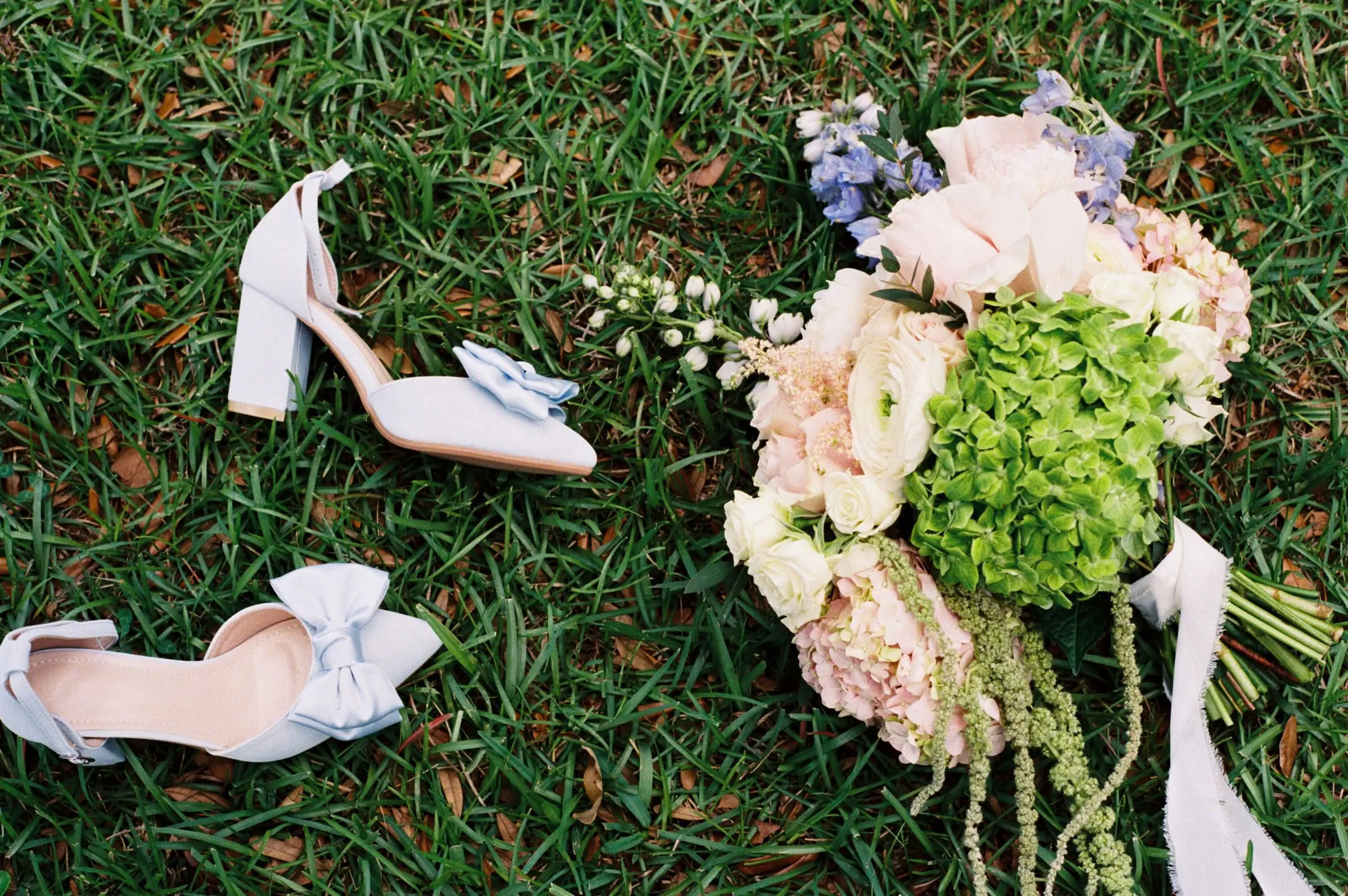 Custom wedding flowers, bouquets, ceremony florals, centerpieces, arches, and luxury reception décor throughout Florida.