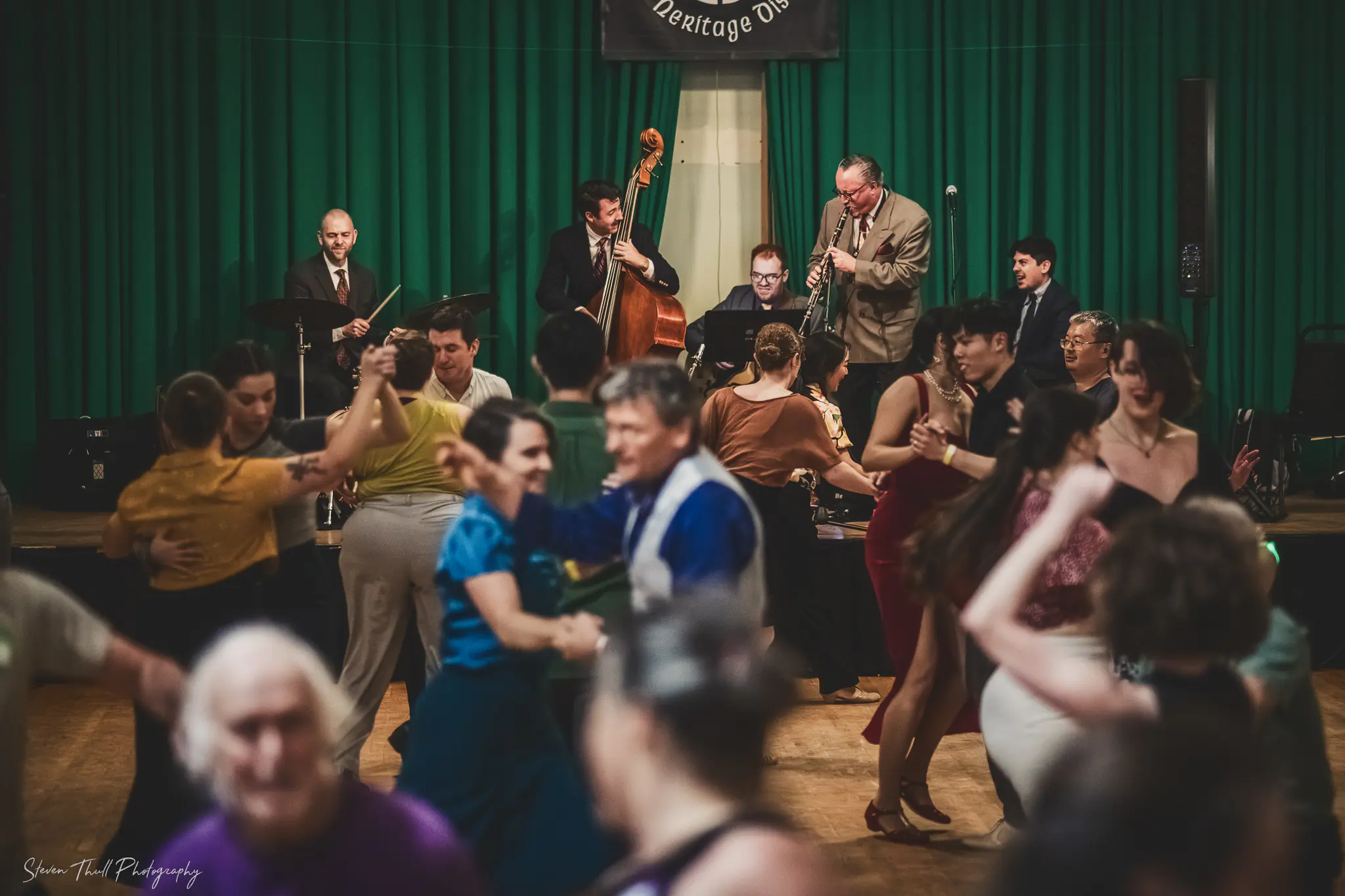 From light background jazz to a full swing show, we can add just the right atmosphere to any event. 