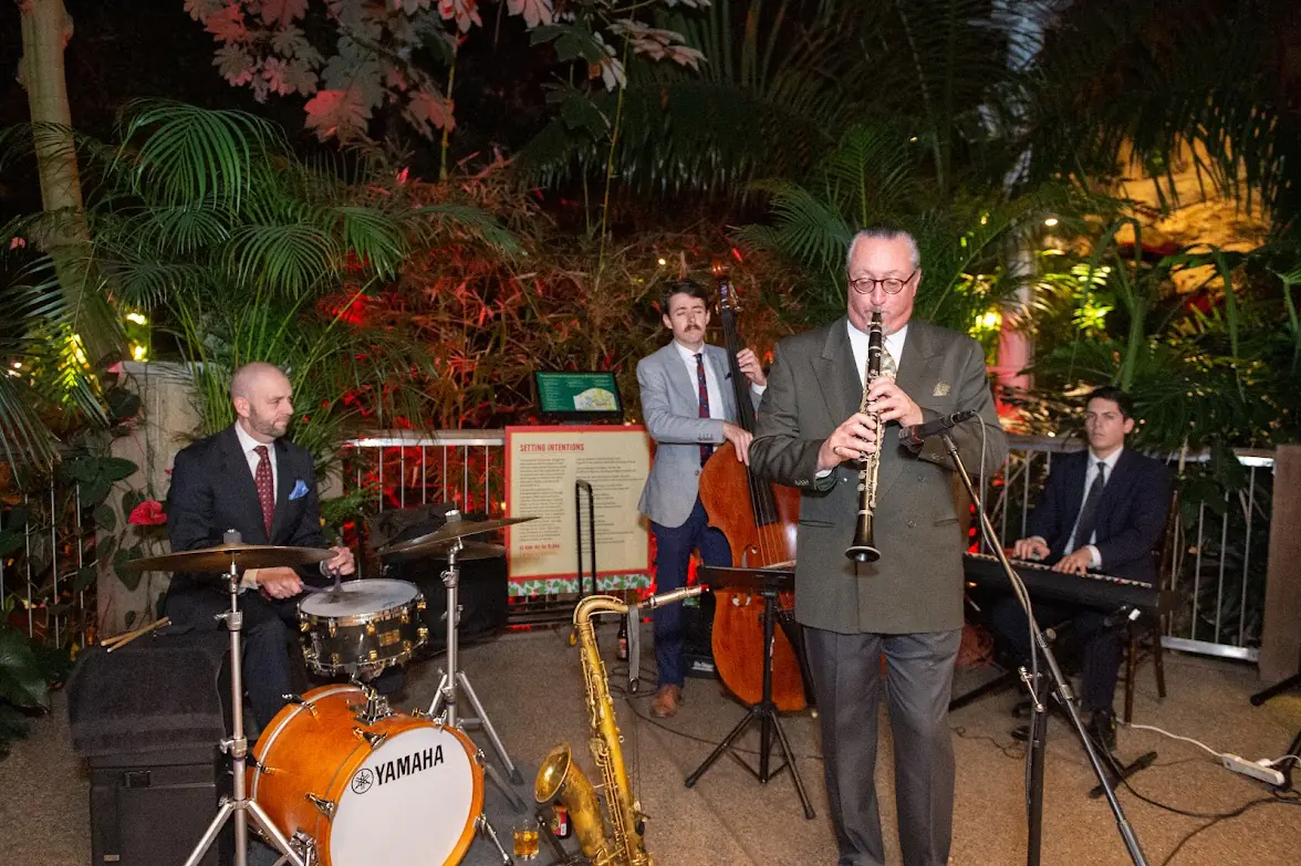 From light background jazz to a full swing show, we can add just the right atmosphere to any event. 
