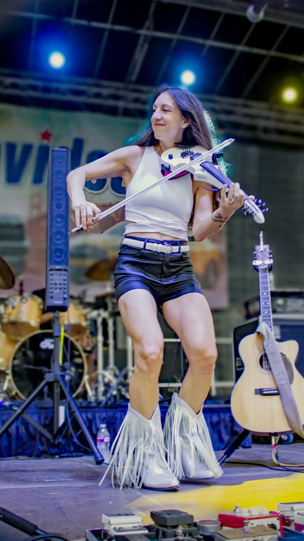 Guitar, electric violin, piano, percussion, looping, vocals  - Photo 6