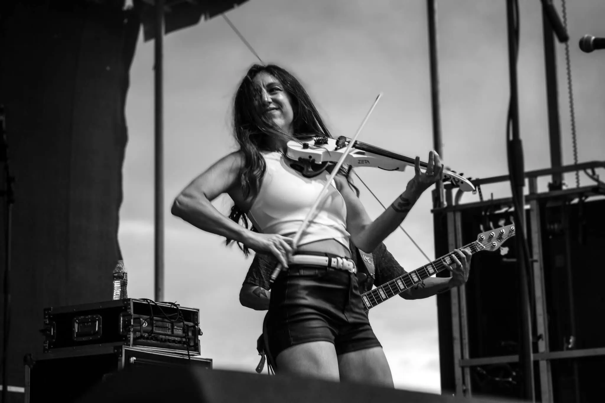 Guitar, electric violin, piano, percussion, looping, vocals  - Photo 10