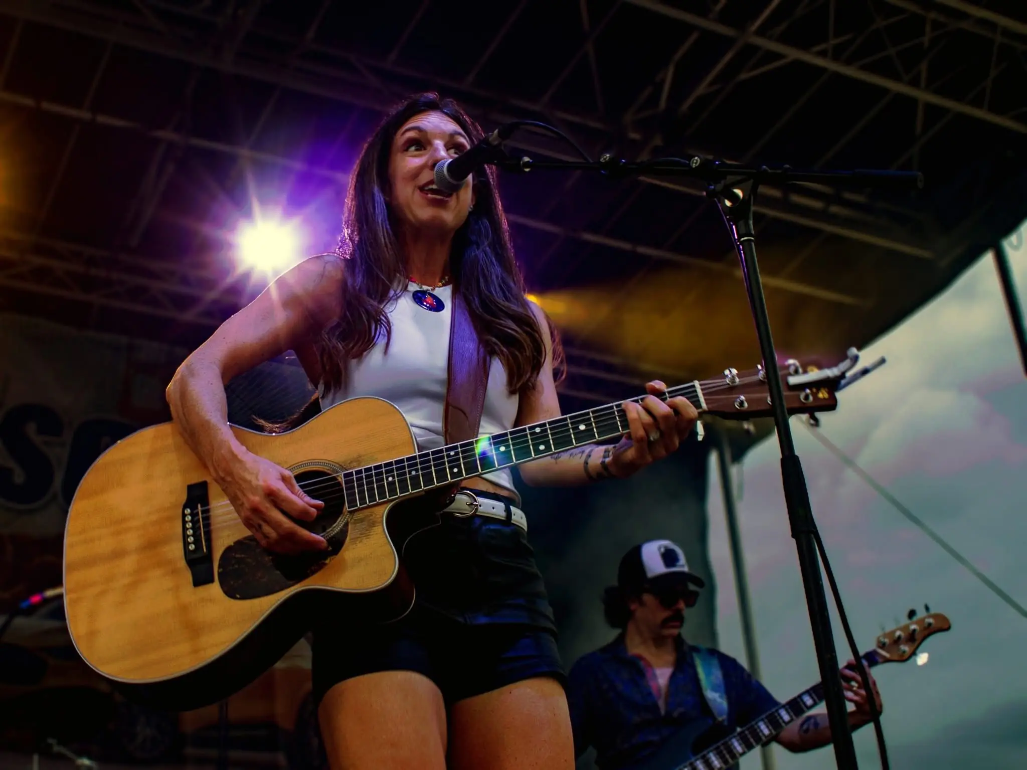 Guitar, electric violin, piano, percussion, looping, vocals  - Photo 7